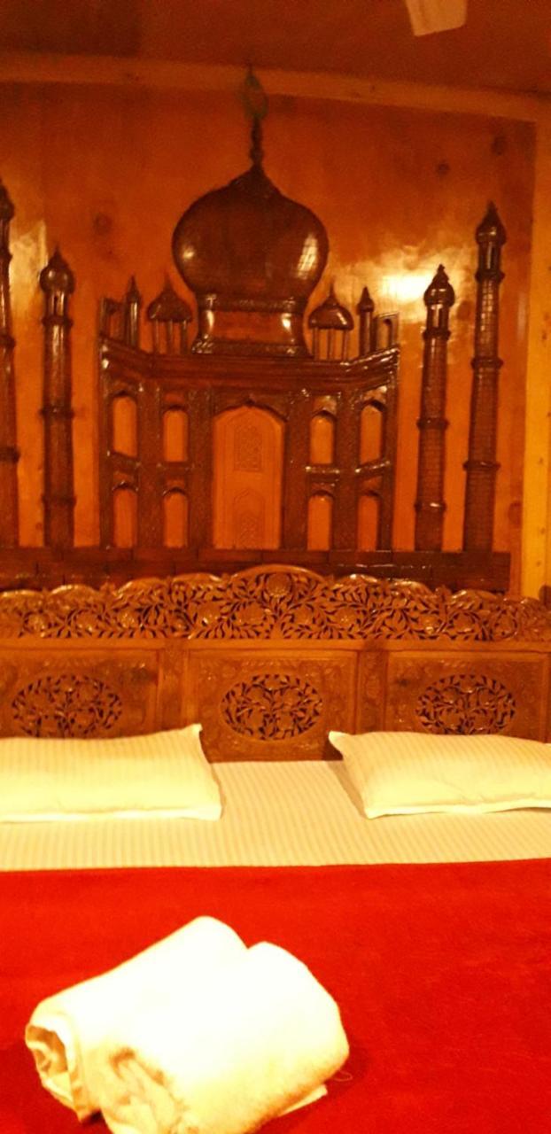 Hotel Umbrella group of House Boat à Srīnagar Extérieur photo