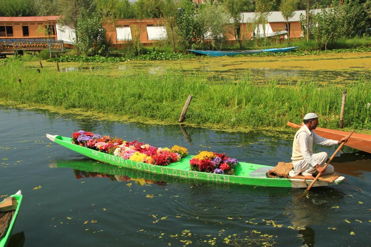 Hotel Umbrella group of House Boat à Srīnagar Extérieur photo