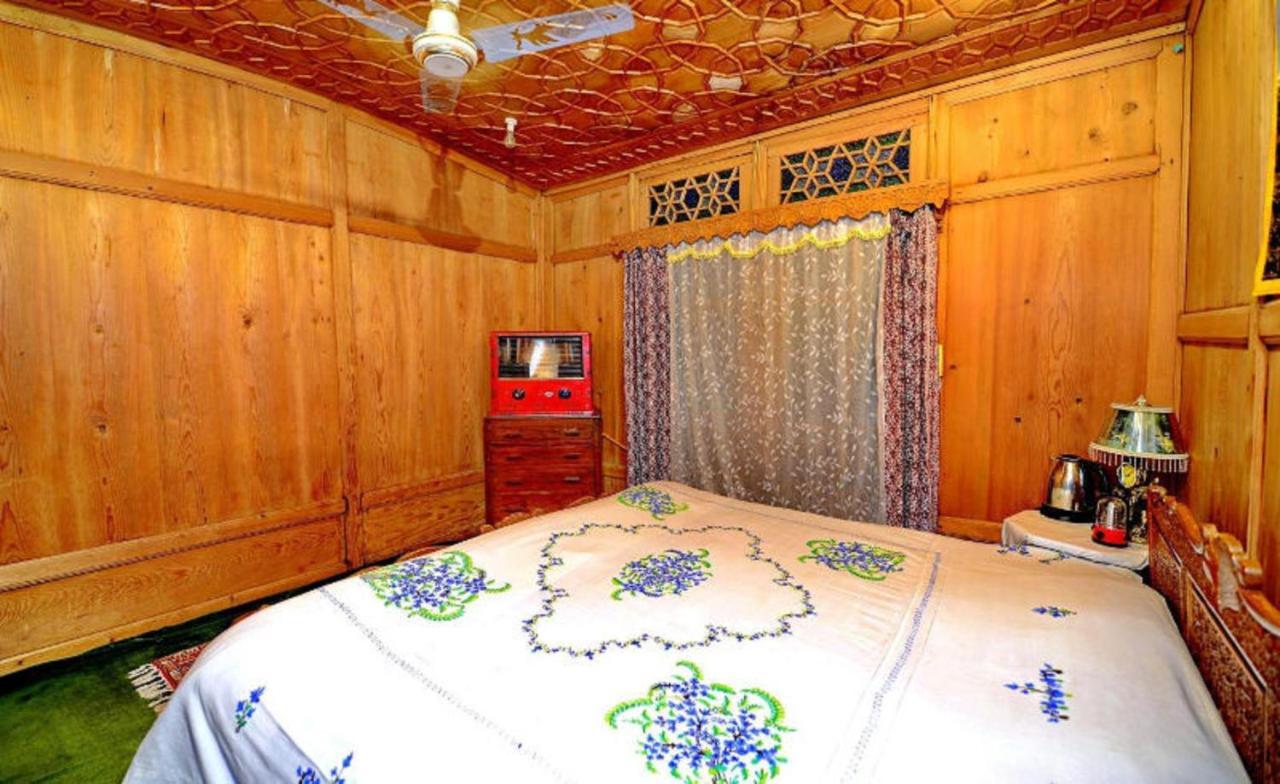 Hotel Umbrella group of House Boat à Srīnagar Extérieur photo